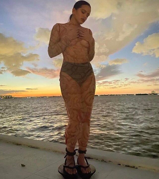 rosalia agarrandose las tetas